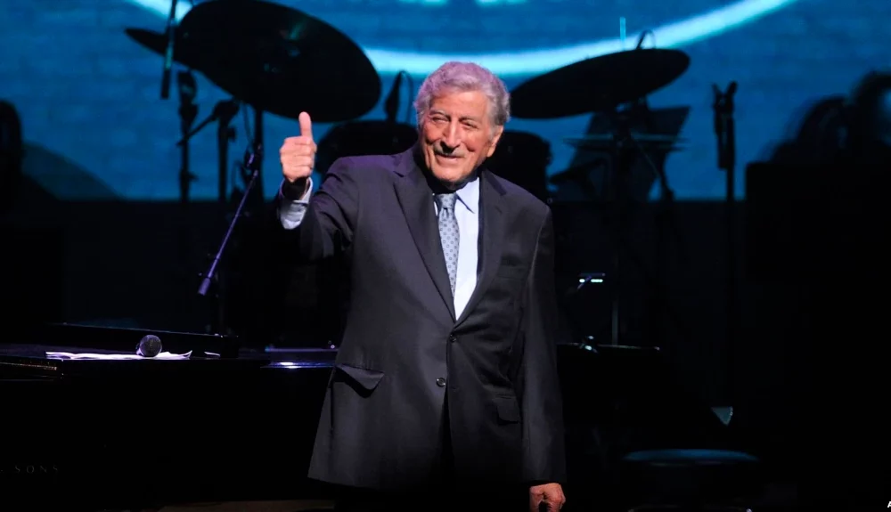 Tony Bennett se presenta en el escenario del 17º concierto de gala anual "A Great Night In Harlem" de la Jazz Foundation of America en el Teatro Apollo el jueves 4 de abril de 2019 en Nueva York. (Foto de Brad Barket/Invision/AP)