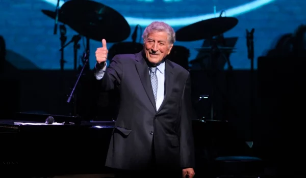 Tony Bennett se presenta en el escenario del 17º concierto de gala anual "A Great Night In Harlem" de la Jazz Foundation of America en el Teatro Apollo el jueves 4 de abril de 2019 en Nueva York. (Foto de Brad Barket/Invision/AP)