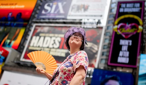 ARCHIVO - Una guía turística se abanica mientras trabaja en Times Square mientras aumentan las temperaturas, el 27 de julio de 2023, en Nueva York