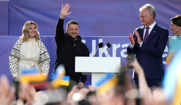 El presidente de Ucrania, Volodymyr Zelenskyy, segundo a la izquierda, y el presidente de Lituania, Gitanas Nauseda, segundo a la derecha, se dirigen al público durante un evento al margen de una cumbre de la OTAN en Vilna, Lituania, el 11 de julio de 2023.