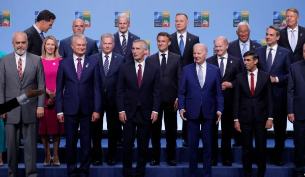 El presidente de Lituania, Gitanas Nauseda, el secretario general de la OTAN, Stoltenberg, el presidente de EEUU, Joe Biden y el primer ministro británico, Sunak, posan con otros participantes en la Cumbre de la OTAN en Vilna, el 11 de julio de 2023.