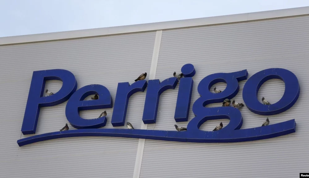 ARCHIVO - Se ven aves en el logotipo del fabricante de medicamentos genéricos Perrigo Co fuera de su nueva fábrica en la ciudad de Yeruham, en el sur de Israel, el 2 de marzo de 2016. REUTERS/Amir Cohen