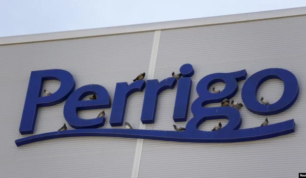 ARCHIVO - Se ven aves en el logotipo del fabricante de medicamentos genéricos Perrigo Co fuera de su nueva fábrica en la ciudad de Yeruham, en el sur de Israel, el 2 de marzo de 2016. REUTERS/Amir Cohen
