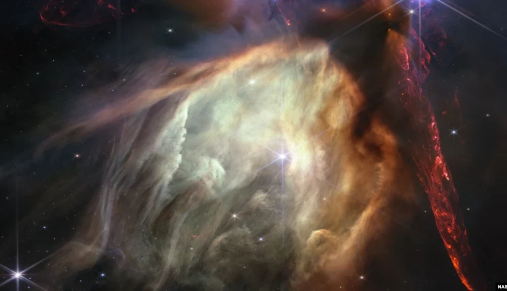 Imagen difundida por la NASA y obtenida con el telescopio James Webb donde se ve el nacimiento de un grupo de estrellas.