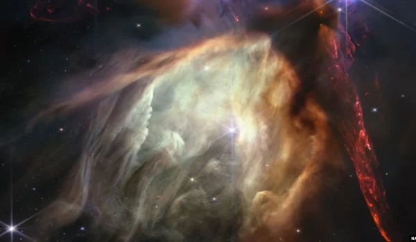 Imagen difundida por la NASA y obtenida con el telescopio James Webb donde se ve el nacimiento de un grupo de estrellas.