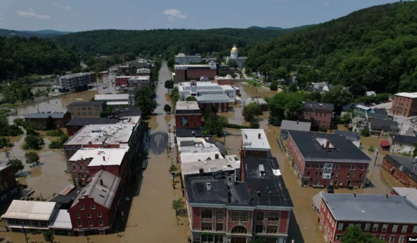 Las calles están inundadas por las recientes tormentas de lluvia en Montpelier, Vermont, EEUU, 11 de julio de 2023.