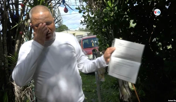 Rogelio Elías muestra una carta que le envió su empresa para agradecerle por el servicio prestado durante la pandemia, ya que él se convirtió en un trabajador esencial durante la crisis sanitaria.