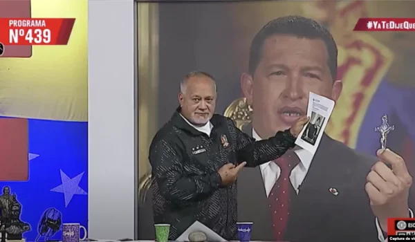 El parlamentario chavista, Diosdado Cabello, emite comentarios contra el cantante puertorriqueño, Luis Fonsi, durante un programa. [Captura de pantalla
