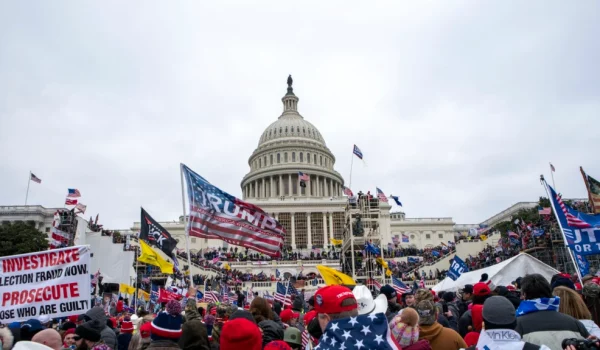 ARCHIVO - Insurrectos leales al presidente Donald Trump irrumpen en el Capitolio, Washington, el 6 de enero de 2023.