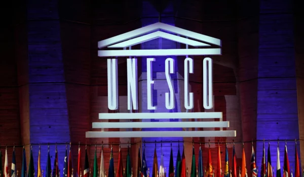 ARCHIVO - El logotipo de la Organización de las Naciones Unidas para la Educación, la Ciencia y la Cultura (UNESCO) se ve durante la 39ª sesión de la Conferencia General en la sede de la UNESCO en París, en noviembre de 2017.