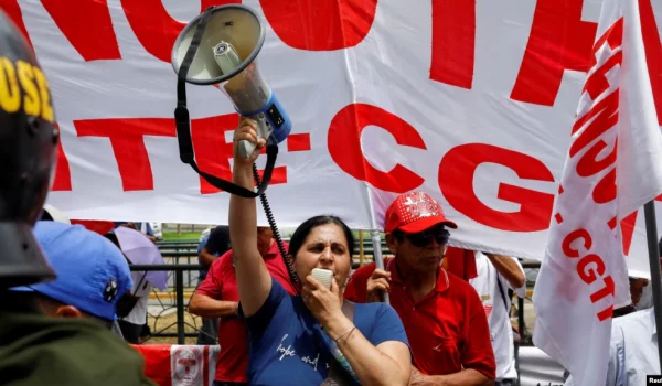 FOTO DE ARCHIVO: Manifestantes participan en una marcha convocada por el Sindicato General de Trabajadores de Perú contra el gobierno de la presidenta Dina Boluarte, en Lima, Perú, el 9 de marzo de 2023. REUTERS/Alessandro Cinque.
