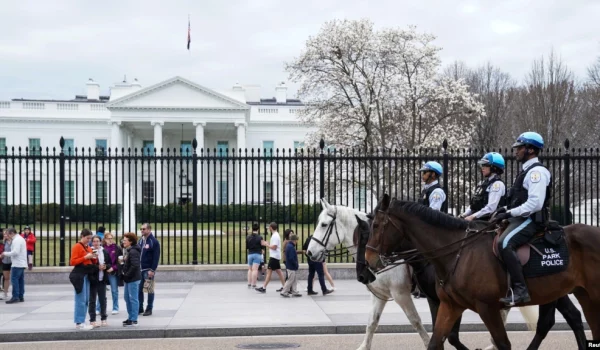 ARCHIVO - La Policía de Parques de EEUU patrulla a caballo Lafayette Square cerca de la Casa Blanca en Washington, D.C., el 23 de febrero de 2023.