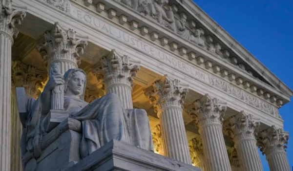 ARCHIVO - Lámparas iluminan parte de la Corte Suprema en el capitolio, en Washington, el 16 de noviembre de 2022.