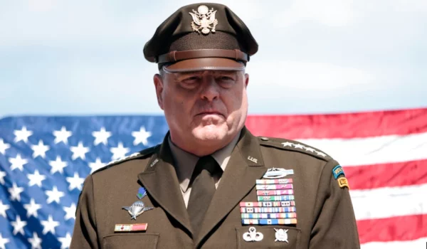 ARCHIVO - El general del ejército Mark Milley, presidente del Estado Mayor Conjunto, asiste a una entrevista con Associated Press en el cementerio estadounidense de Colleville-sur-Mer, con vista a la playa de Omaha, el 6 de junio de 2022.