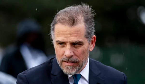 ARCHIVO - Hunter Biden, el hijo del presidente Joe Biden, habla con los invitados durante el lanzamiento de huevos de Pascua de la Casa Blanca en el jardín sur de la Casa Blanca, el 18 de abril de 2022.