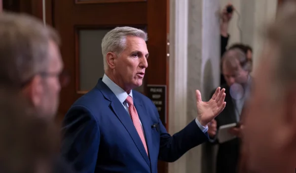 El presidente de la Cámara de Representantes, Kevin McCarthy, habla con los reporteros sobre los pedidos de una investigación de juicio político al presidente Joe Biden, en el Capitolio de Washington, el martes 25 de julio de 2023. (Foto AP/J. Scott Applewhite )
