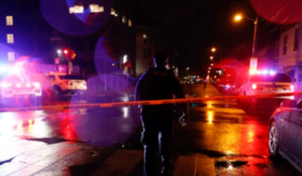 La policía investiga la escena de un tiroteo el lunes 3 de julio de 2023 en Filadelfia.