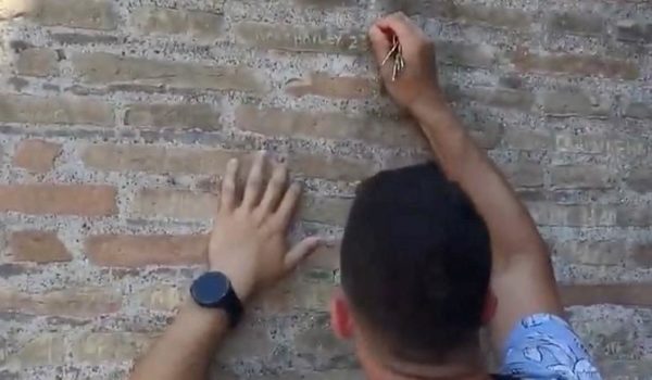 El turista que grabó su nombre y el de su novia en el Coliseo de Roma asegura que desconocía la antigüedad del famoso monumento