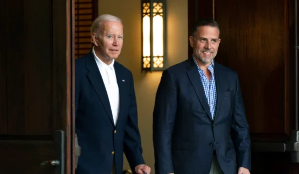ARCHIVO - El presidente Joe Biden y su hijo Hunter Biden salen de la Iglesia Católica Holy Spirit en Johns Island, Carolina del Sur, después de asistir a una misa, el sábado 13 de agosto de 2022. (Foto AP/Manuel Balce Cenata)