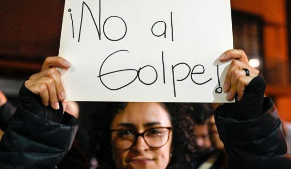 Getty Images La orden de suspensión del partido de uno de los candidatos provocó fuertes reacciones.