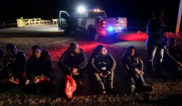 Un grupo de migrantes espera a ser procesado tras ingresar a Estados Unidos de manera irregular cerca de Yuma, en Arizona, el 6 de enero de 2023.