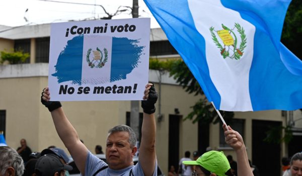 Getty Images Un grupo de ciudadanos se manifestó frente al Tribunal Supremo Electoral en la Ciudad de Guatemala exigiendo nuevas elecciones, argumentando un presunto fraude electoral.