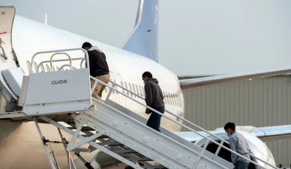 Migrantes guatemaltecos abordan un vuelo de deportación en Harlingen, Texas, el 5 de mayo de 2023 en EEUU.