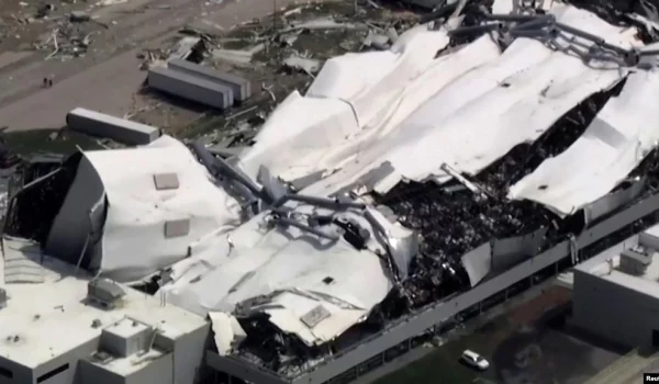 El techo de una planta de Pfizer en Rocky Mount, Carolina del Norte, destrozado tras el paso de un tornado el 19 de julio de 2023