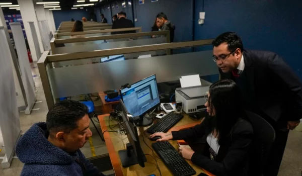 Un migrante participa en un registro biométrico en una oficina de investigaciones policiales en Santiago de Chile, el 11 de julio de 2023.