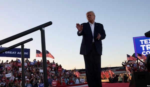 ARCHIVO: El expresidente de Estados Unidos, Donald Trump, gesticula durante su primer mitin de campaña después de anunciar su candidatura a la presidencia en las elecciones de 2024 en un evento en Waco, Texas, Estados Unidos, el 25 de marzo de 2023.