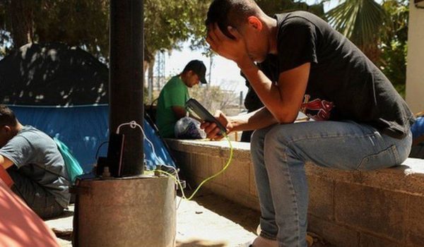Getty Images Mucha de la información que reciben los migrantes llega a través de las redes sociales.