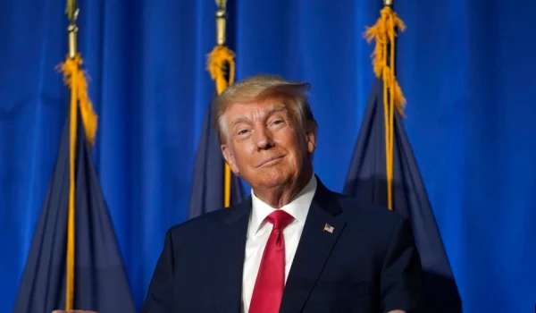 ARCHIVO - El expresidente Donald Trump hace un gesto antes de acercarse a un micrófono para dirigirse a una audiencia en el Almuerzo Lila de la Federación de Mujeres Republicanas de New Hampshire, el martes 27 de junio de 2023, en Concord, EEUU.