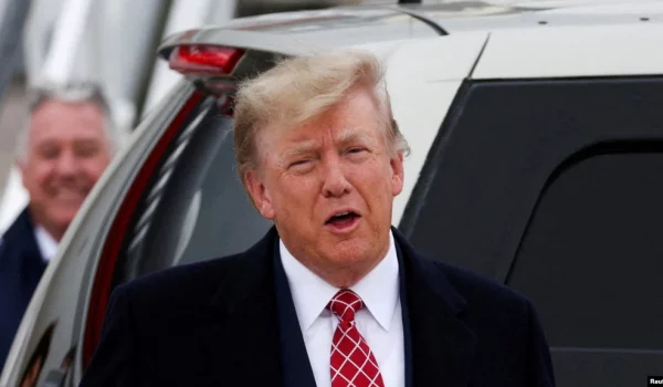 FOTO DE ARCHIVO: El expresidente de Estados Unidos y candidato presidencial republicano, Donald Trump, llega al Aeropuerto Internacional de Aberdeen, Escocia, Reino Unido, el 1 de mayo de 2023.