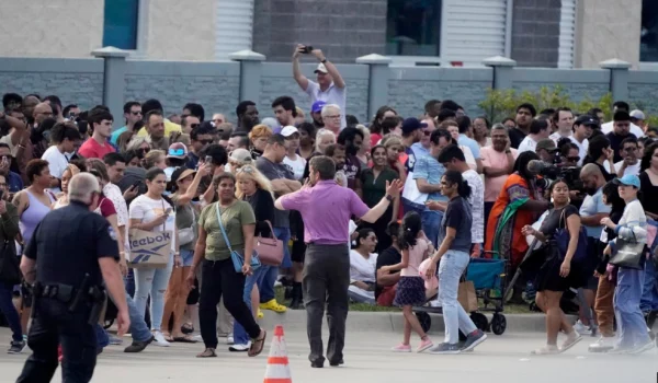 ARCHIVO - Personas se reúnen frente a un centro comercial después de un tiroteo masivo donde murieron 8 personas, el 6 de mayo de 2023 en Allen, EEUU.
