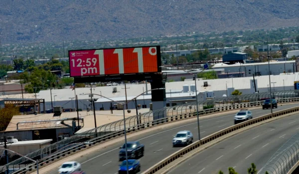 Un letrero lumínico en una carretera de Phoenix, Arizona, anuncia una alta temperatura de 111 grados Fahrenheit (43,8 Celsius) el 17 de julio de 2023.