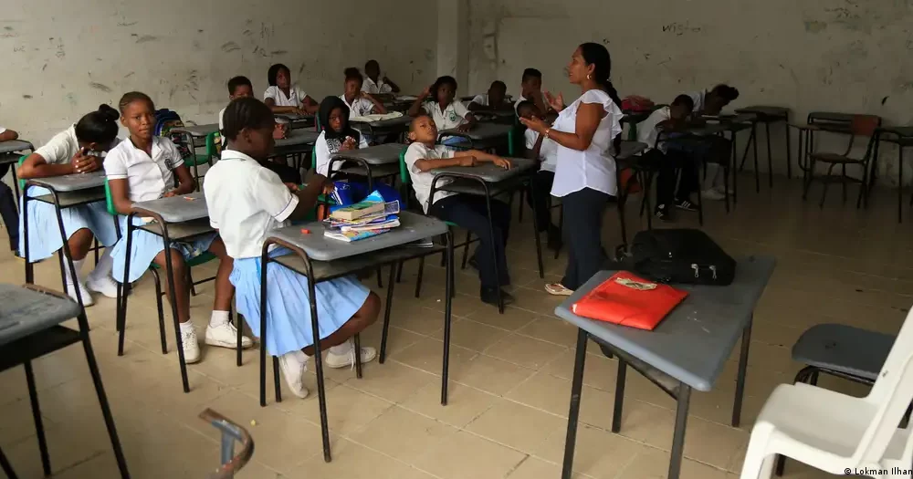 Las dificultades de acceso a la educación son uno de los mayores desafíos para las comunidades afrodescendientes en América Latina. En la imagen, una escuela con mayoría de alumnos afrodescendientes en Tumaco, Colombia.