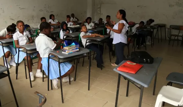 Las dificultades de acceso a la educación son uno de los mayores desafíos para las comunidades afrodescendientes en América Latina. En la imagen, una escuela con mayoría de alumnos afrodescendientes en Tumaco, Colombia.
