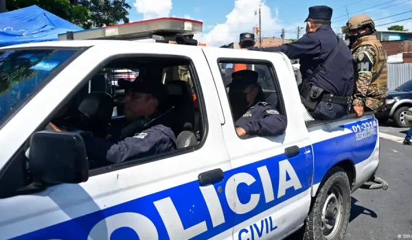 La policía salvadoreña detuvo a 105 colombianos, un argentino, un guatemalteco y tres salvadoreños en el operativo contra la red criminal que operaba en el país. (Archivo 16.08.2022)