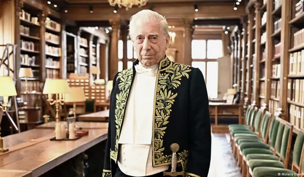El escritor Mario Vargas Llosa posa con su espada académica en la biblioteca de la Academia Francesa, en París. (9.02.2023).