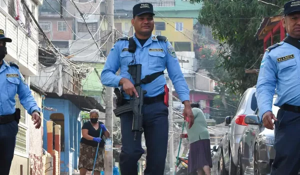 Miembros de la policía de Honduras vigilan la Colonia Divanna, un territorio de pandillas en Tegucigalpa. (Archivo; 17.03.2023)