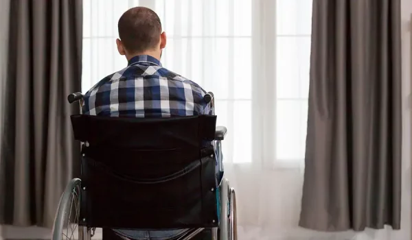 En algunos casos, la esclerosis múltiple puede causar parálisis.