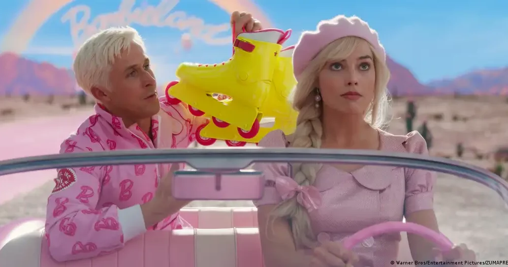 La australiana Margot Robbie interpreta a Barbie y el actor canadiense Ryan Gosling interpreta a Ken en la película