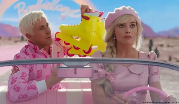 La australiana Margot Robbie interpreta a Barbie y el actor canadiense Ryan Gosling interpreta a Ken en la película