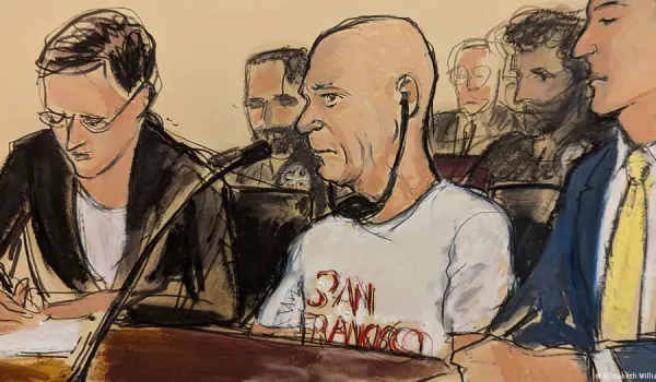 En este boceto de la sala del tribunal, el general de división retirado Hugo Carvajal, en el centro, está flanqueado por la abogada defensora Tess Cohen (izquierda), y el abogado defensor Zachary Margulis-Ohnuma en un tribunal federal en Nueva York.