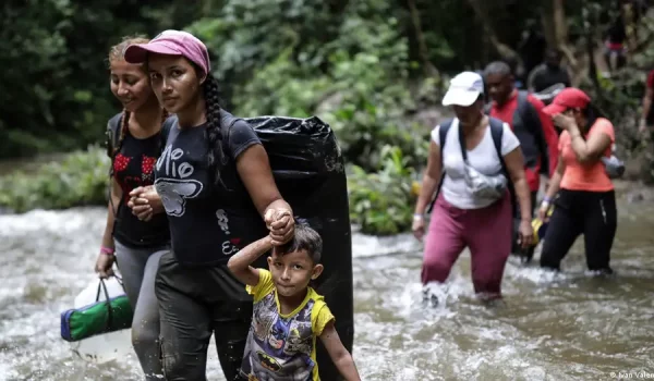 Migrantes cruzan un río mientras cruzan el Tapón del Darién de Colombia a Panamá, con la esperanza de llegar a Estados Unidos. (Archivo 10.05.2023)Imagen: Ivan Valencia/AP Photo/picture allia