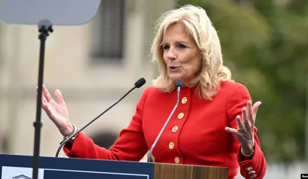 La primera dama estadounidense, Jill Biden, pronuncia un discurso en la ceremonia de reingreso de EEUU a la UNESCO en Paris el 25 de julio de 2023