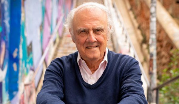 Cortesía Agustín Squella Agustín Squella (79 años) recibió el Premio Nacional de Humanidades y Ciencias Sociales de Chile en 2009. El año pasado, se desempeñó como miembro de la Convención Constitucional que tenía la tarea de escribir una nueva Carta Magna chilena.