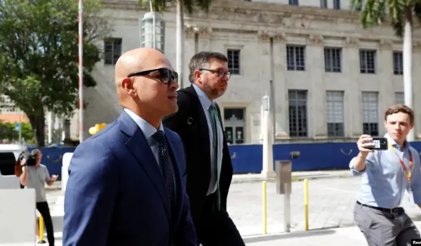 Walt Nauta, asistente personal del expresidente estadounidense Donald Trump, llega al edificio de justicia federal James Lawrence King en Miami, el 6 de julio de 2023