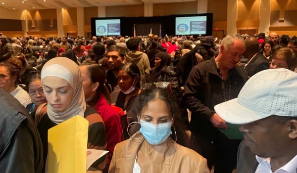 Cientos de personas reciben la ciudadanía estadounidense durante una ceremonia de obtención de la nacionalidad en un centro de convenciones en St. Paul, Minnesota, el 9 de marzo de 2023.