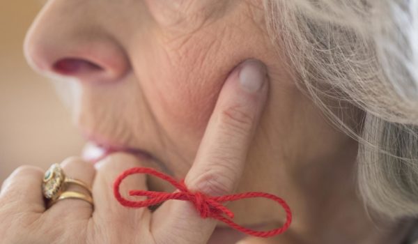 Getty Images Las estadísticas vienen apuntando que las mujeres tienen el más probabilidades de padecer Alzhéimer que los hombres.
